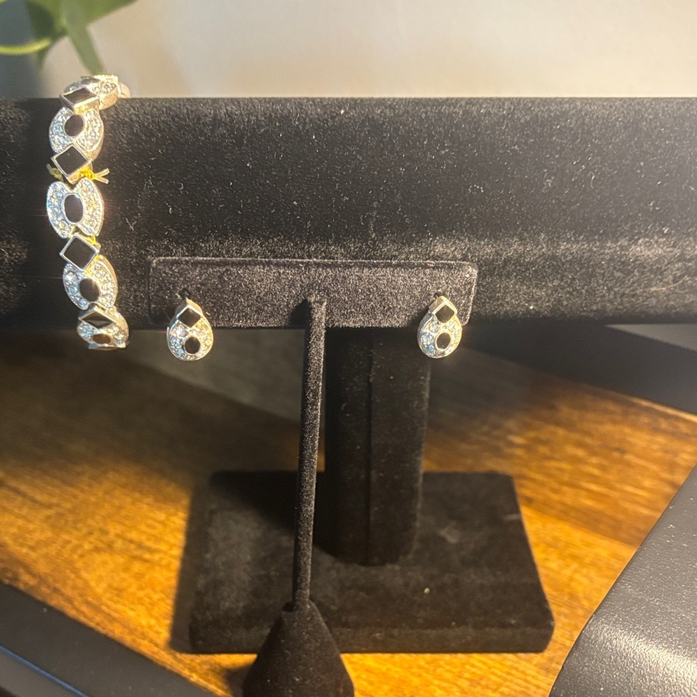 Crystals/black stones stretchy bracelet and matching earrings. New
